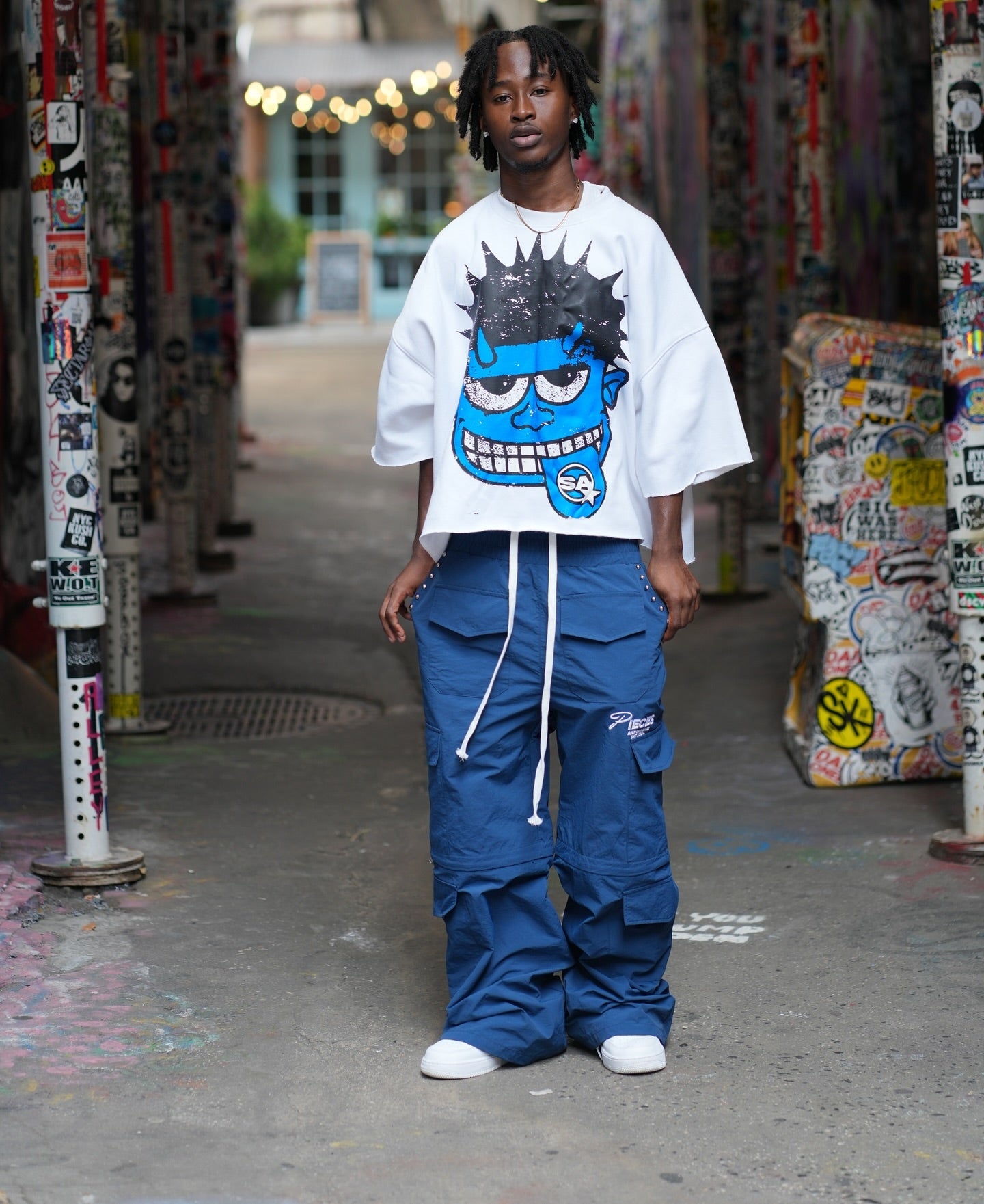 MONSTER BLUE WHITE CROPPED TEE