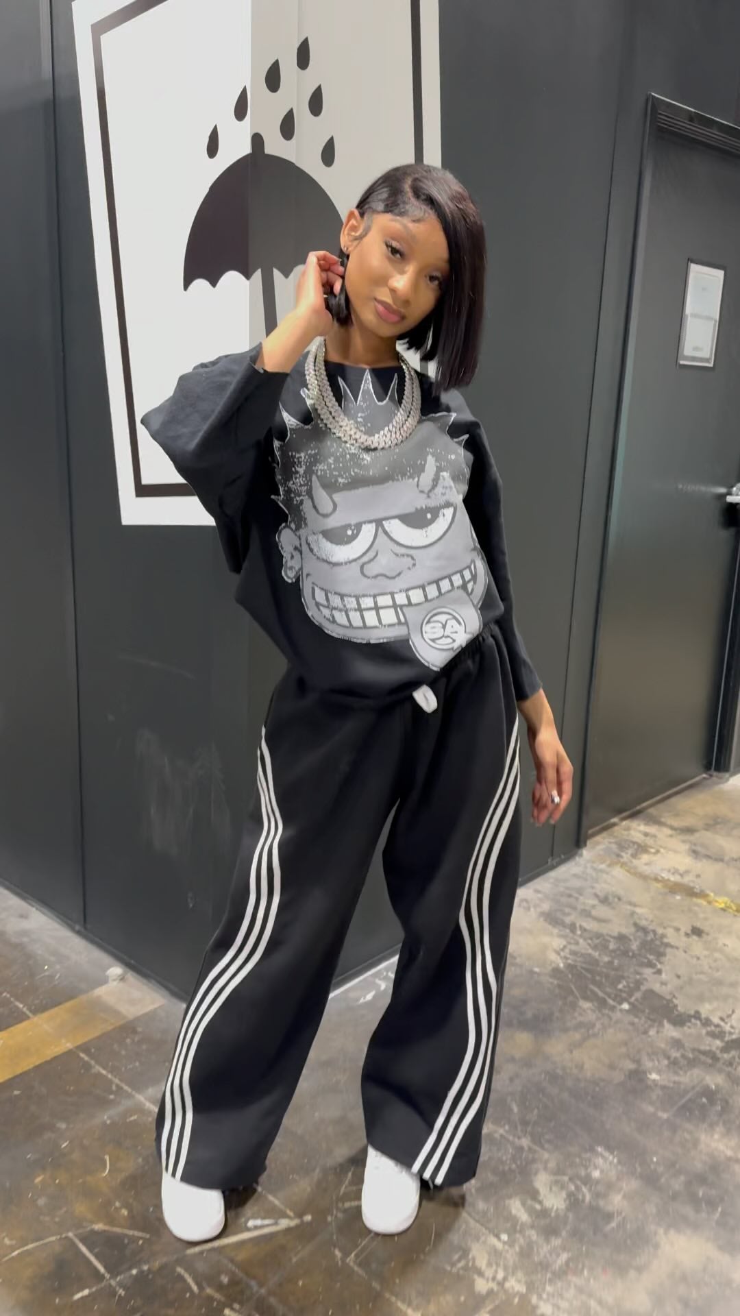 MONSTER GREY BLACK CROPPED TEE